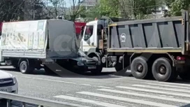 В Лазаревском районе Сочи легковой автомобиль столкнулся с двумя большегрузами