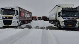 Debido a la nevada en Transbaikalia en la frontera con China ha acumulado más de cien coches