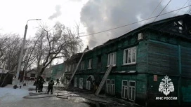 EMERCOM: Los bomberos apagan un incendio en un edificio de apartamentos en Irkutsk