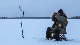 Dans le golfe de Finlande secouru coincé sur les pêcheurs de glace