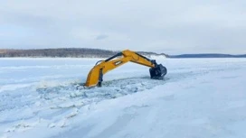 В Приамурье водитель погиб в кабине провалившегося под лед экскаватора