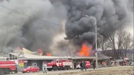 Крупный пожар в торговом павильоне тушат в Нижнем Новгороде