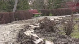 В Моздоке благоустраивают сквер мемориального комплекса на площади Победы