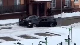 Sous Kaliningrad, une voiture étrangère a percuté 11 voitures dans la cour d'une maison.