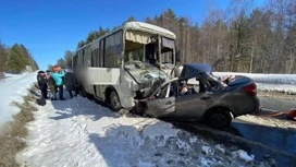 Пять человек госпитализировали после столкновения автобуса и легковушки в Удмуртии