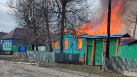 Дом вспыхнул после попадания снаряда ВСУ в Курской области