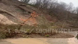 На дорогу, которая ведет в село Ахштырь в Сочи, сошел оползень