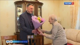 Мэр Великого Новгорода вручил юбилейную медаль "80 лет освобождения Новгорода" краеведу Нине Богдановой