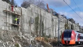 Auf der Bundesstraße im Khostinski Bezirk Sotschi begann die Mauer zu stärken