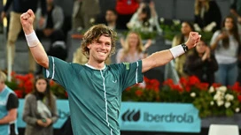 Jogador de tênis Rublev – campeão do torneio ATP-500 em Doha