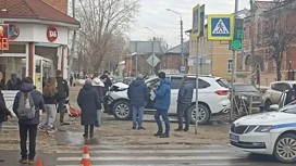 ДТП в Костроме: водитель внедорожника сбил на тротуаре мать и ребенка