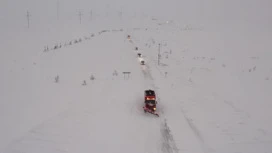 Touristen aus Teriberka werden als Teil der Konvois aus dem Schnee genommen