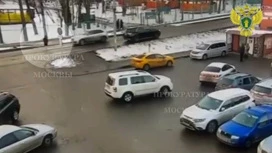 In Moscow, the hit child was thrown on the oncoming car, the accident got on video