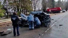 Машина с полицейскими попала в смертельное ДТП в Ленобласти