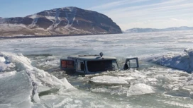 На Красноярском водохранилище под лед провалился автомобиль