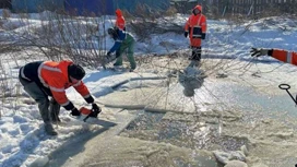 В Железнодорожном районе режут лед бензопилами