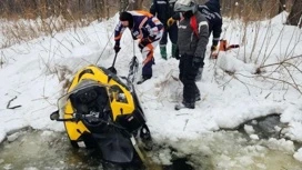 Снегоход с двумя людьми провалился под лед в Удмуртии