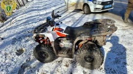 Ein paar auf einem Quad-Fahrrad versuchte, aus der Verkehrspolizei auf der Autobahn in Mari El zu entkommen