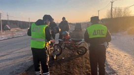 Dans la région de Sverdlovsk, deux adolescents en pitbike ont abattu une fillette de 10 ans