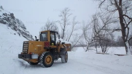 Schnee Lawine abgestiegen auf der Straße in der Region Krasnoyarsk