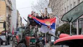 Demonstranten in Belgrad Blockstraßen in der Nähe von Vucic Verwaltungsgebäude