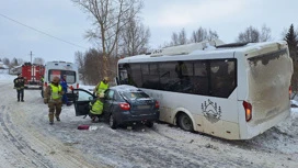 При столкновении автобуса с детьми и "Лады" под Архангельском погибла женщина