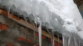 Nella regione del Perm, il preside della scuola cadde a morte con neve dal tetto