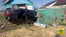 Der Fahrer fuhr das Auto ins Haus in Kuban