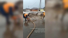 En Orenburg está bombeando agua fundida de las calles