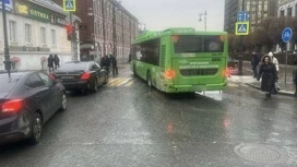 Il bus della strada colpisce la donna all'incrocio pedonale a Orenburg