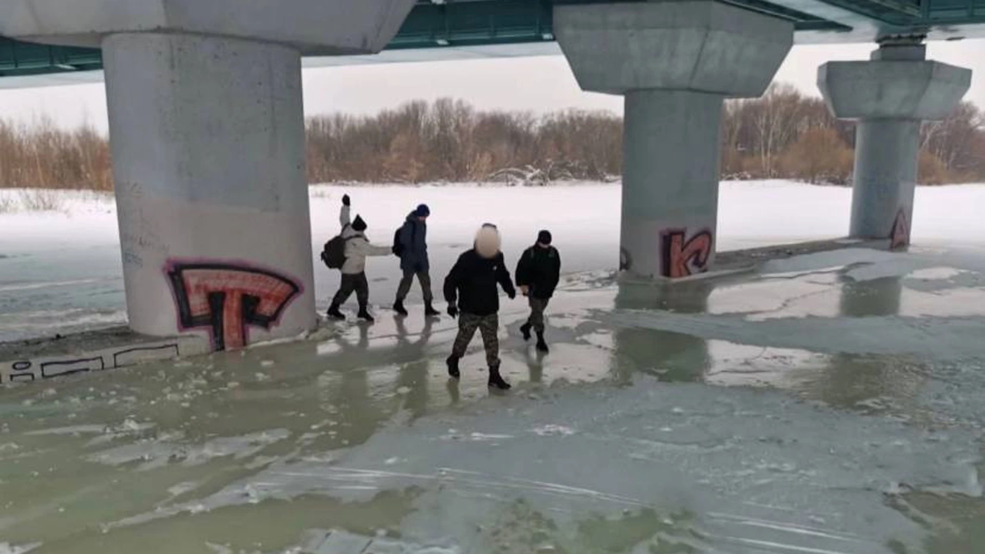 В Ярославле спасатели сняли четверых детей с тонкого льда