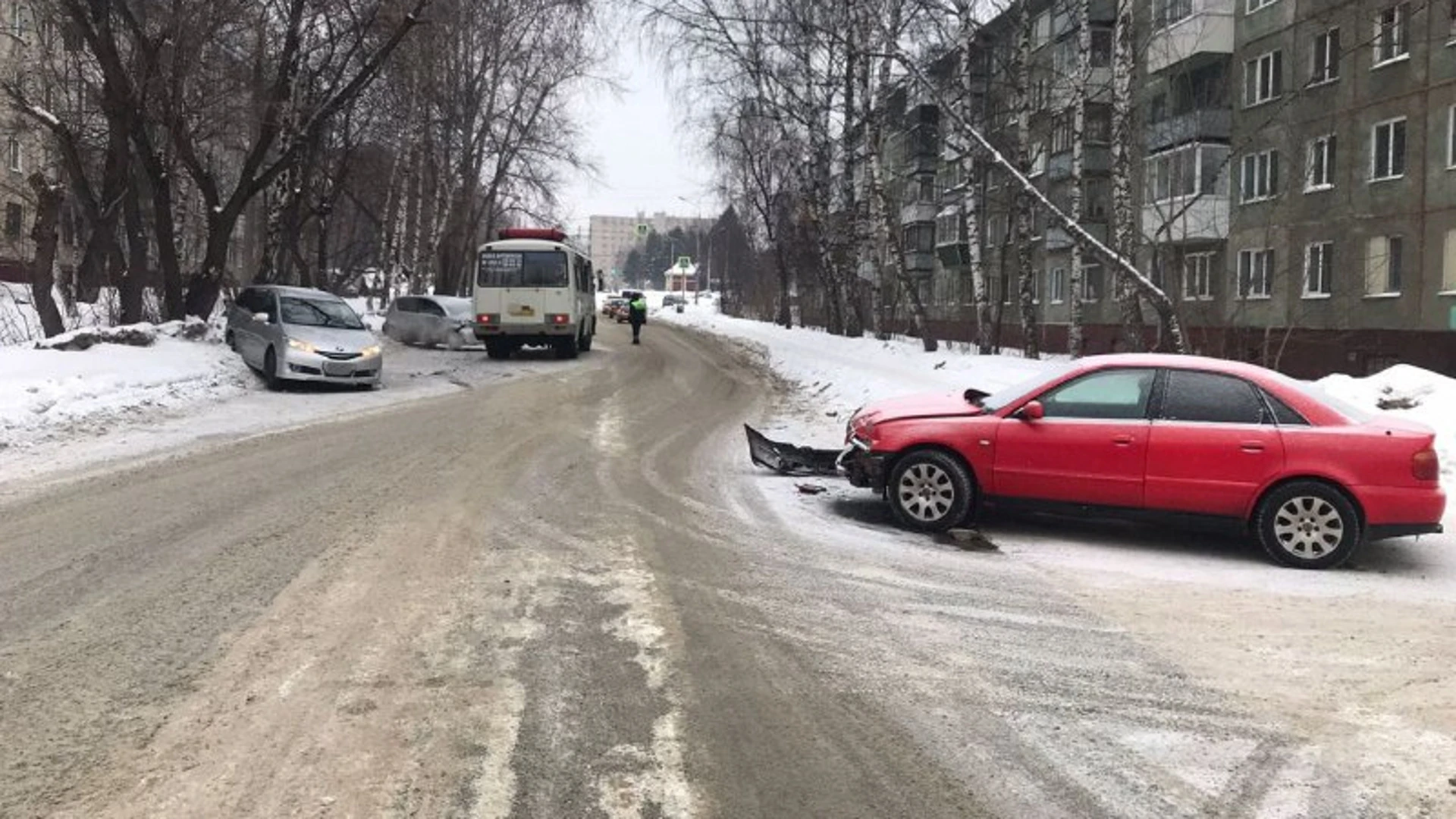 Автобус и три автомобиля столкнулись на улице Бела Куна в Томске