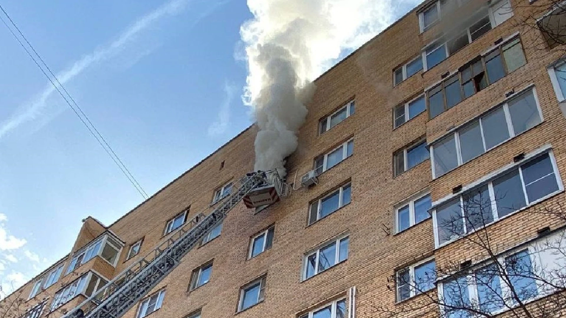 На востоке Москвы в квартире сгорела женщина, пожарные спасли трех человек