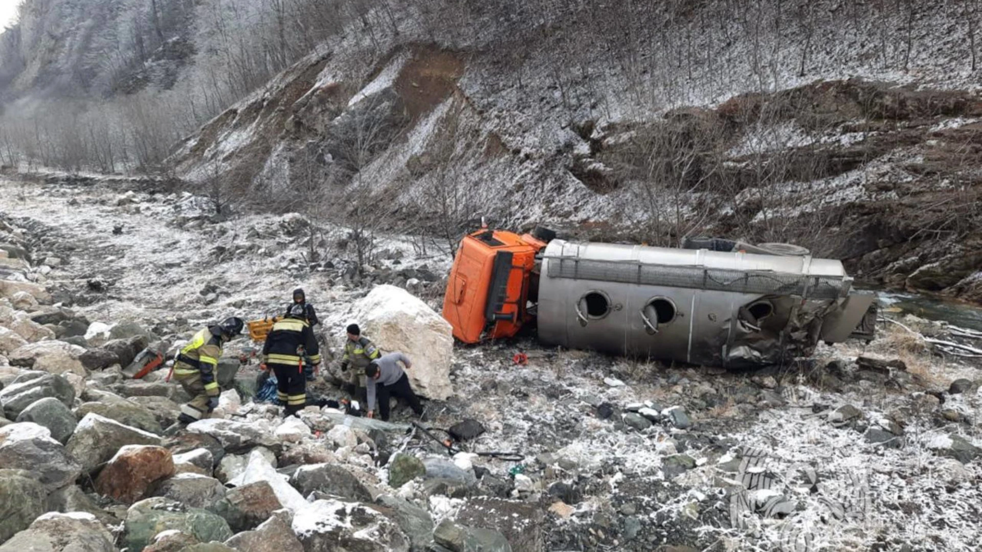 Водитель автоцистерны выжил после падения его машины с высокого обрыва