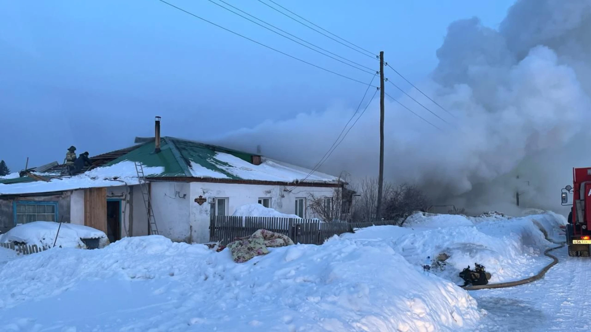 Два двухквартирных жилых дома с надворными постройками горят в деревне Халдеево