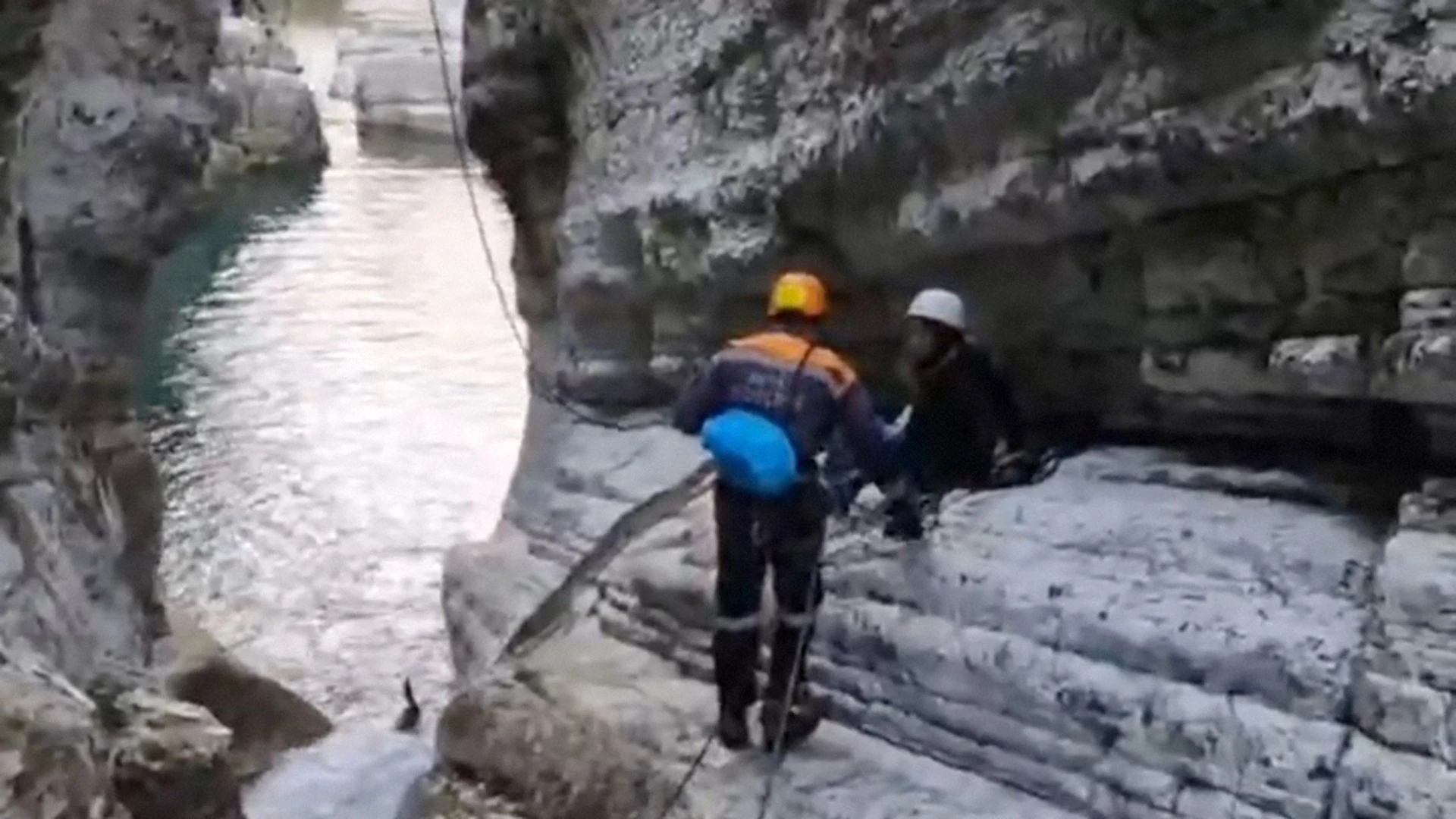 In Sotschi evakuierte ein Tourist, der in die Agur Schlucht fiel während eines Selfie