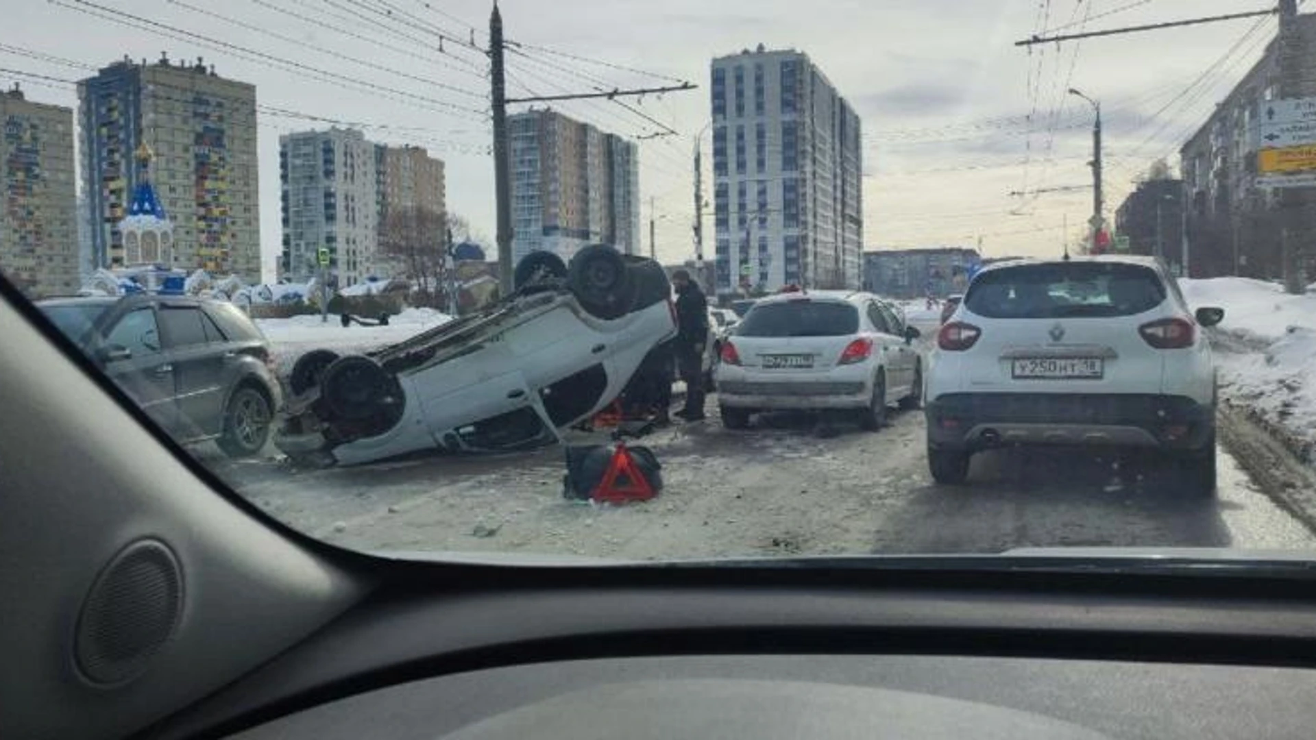 В Ижевске иномарка перевернулась при наезде на снежный бруствер