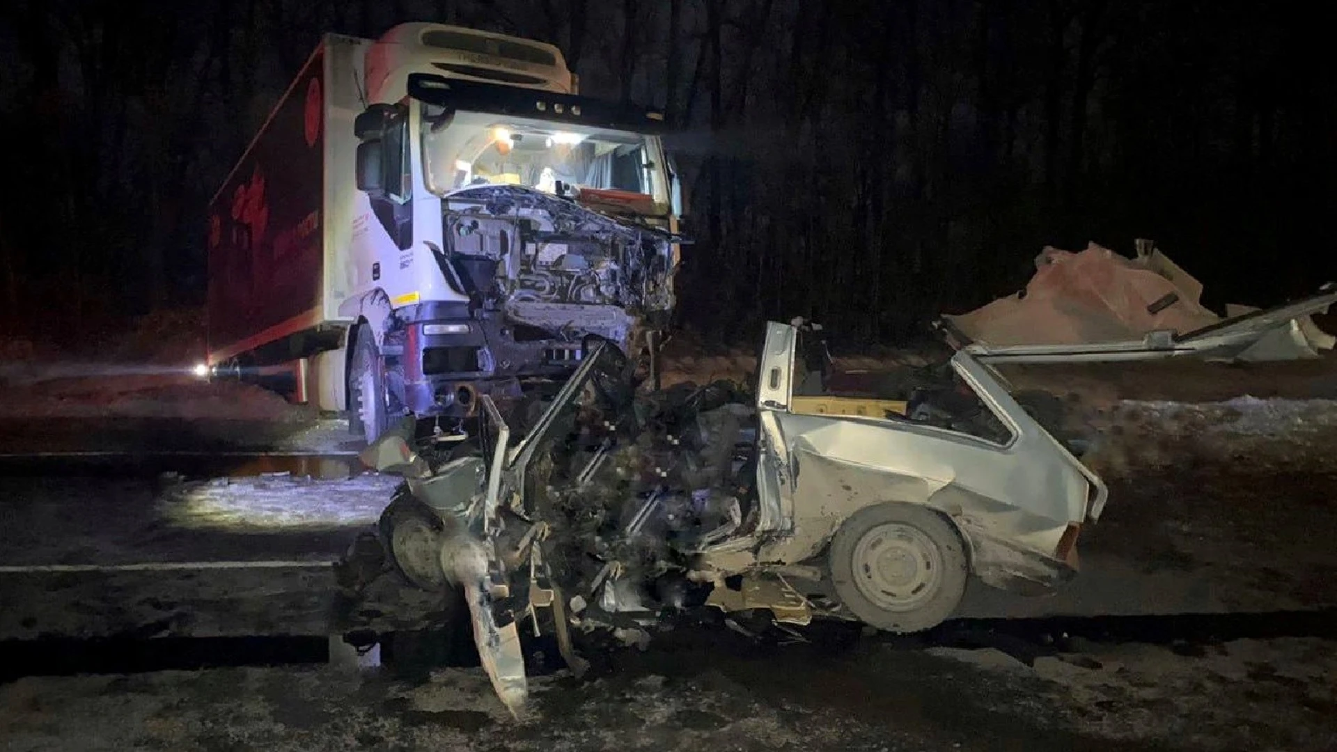 Трое погибли в легковушке, попавшей под фуру в Воронежской области