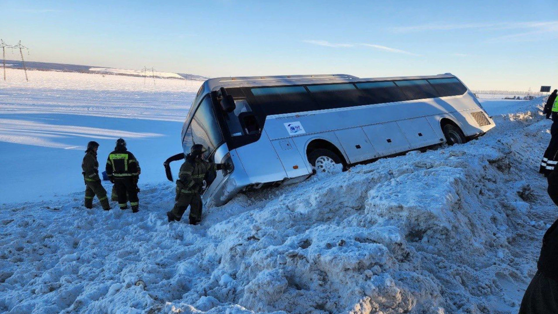 Рейсовый автобус с пассажирами вылетел с трассы в кювет в Татарстане