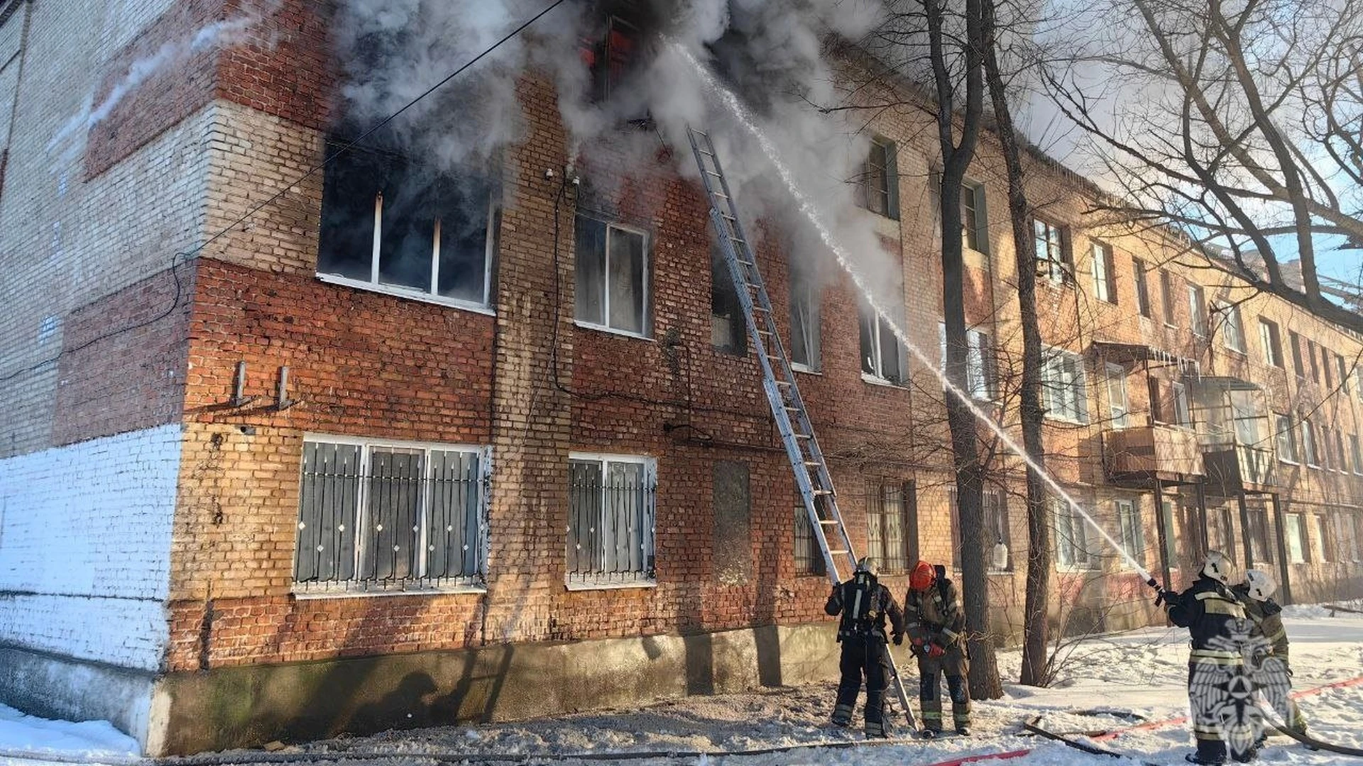 Мужчина погиб при пожаре в трехэтажном доме в Энгельсе