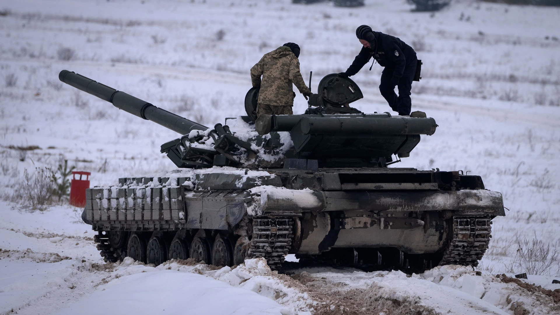 Украинские боевики "хоронят" танки и жалуются на российские дроны