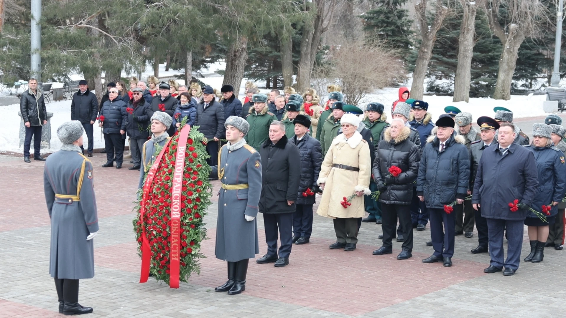 В Волгограде возложили цветы и венки к Вечному огню на Аллее Героев