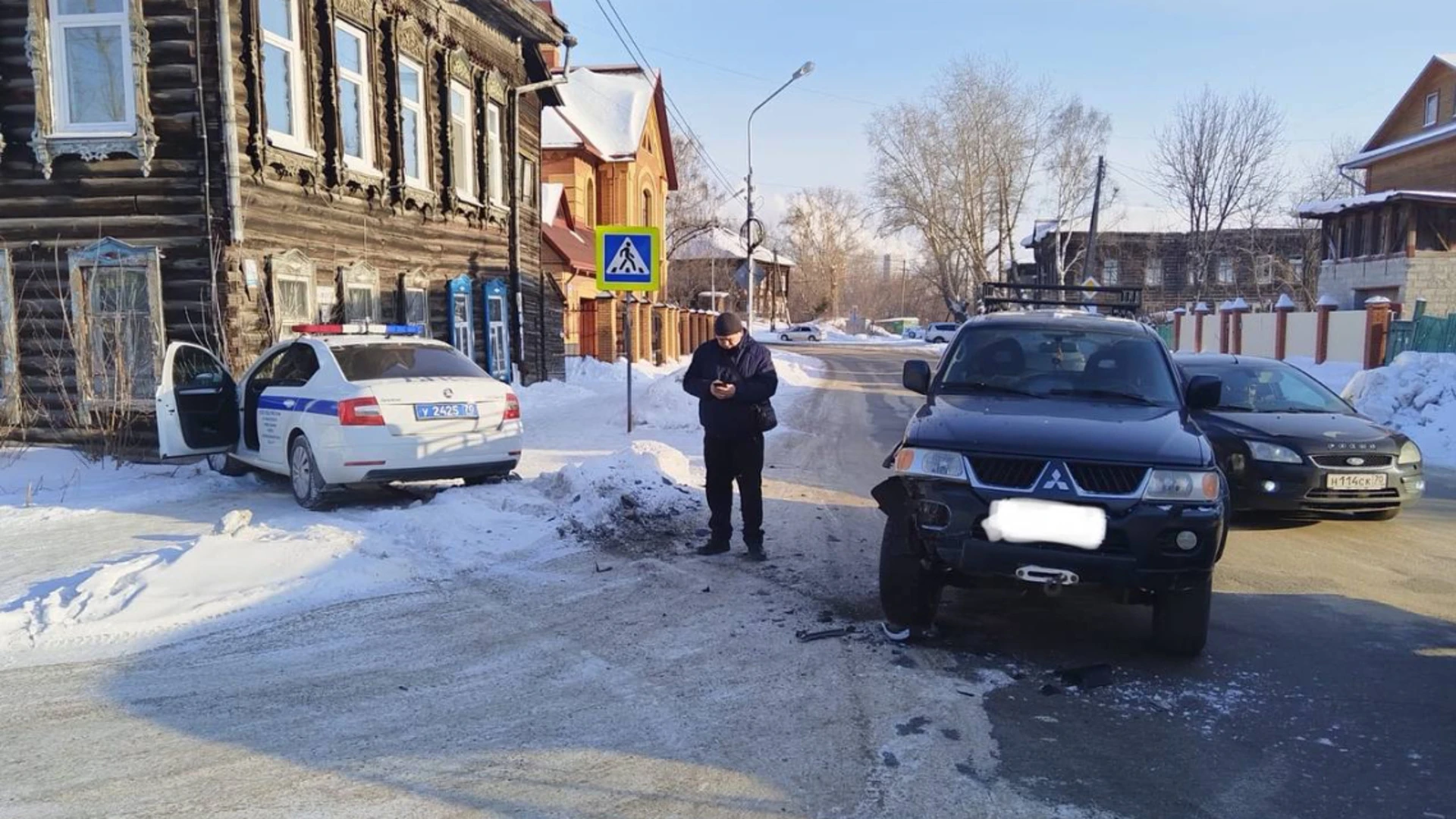 Врезался в дорожный знак: ДТП с патрульным автомобилем произошло в Томске