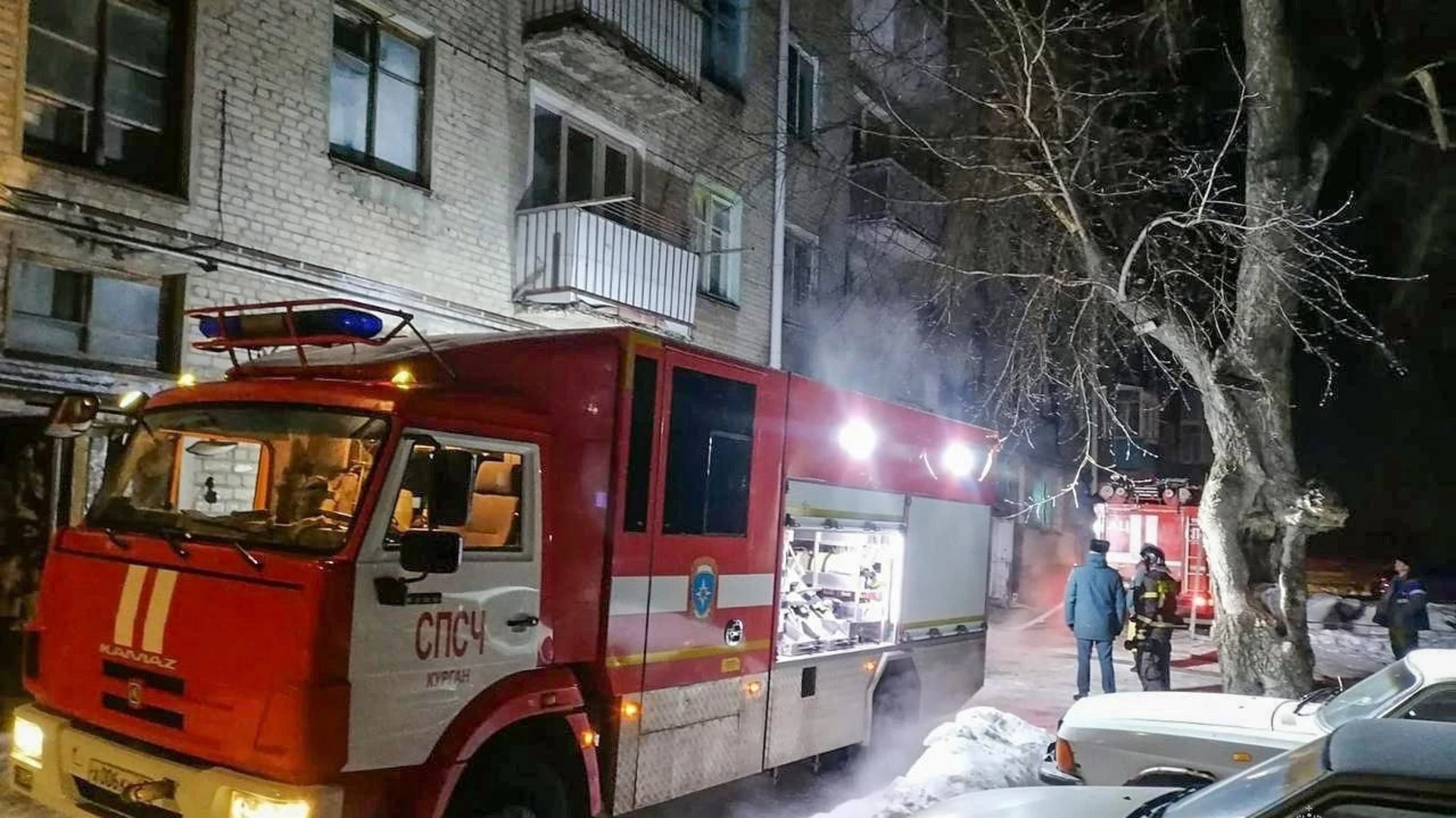 Два человека погибли при пожаре в четырехэтажном доме в Кургане