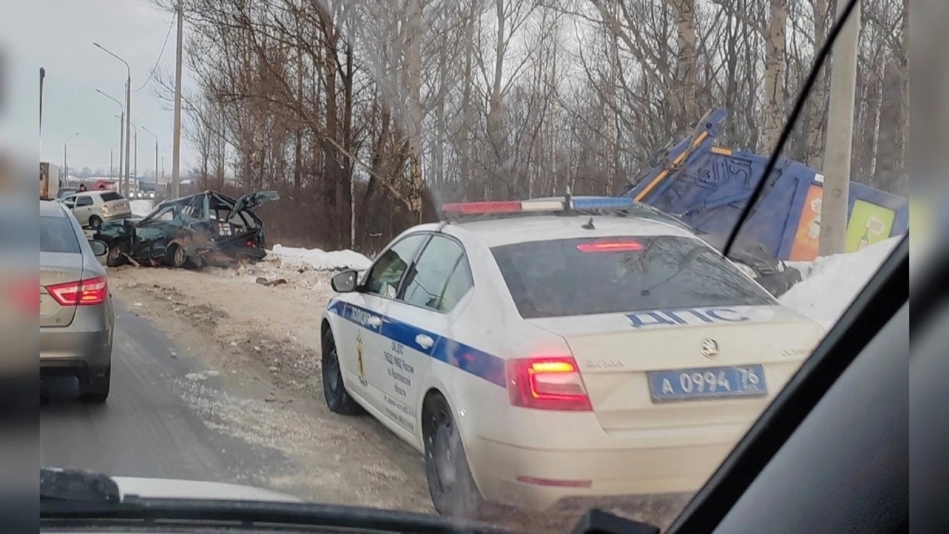 В Ярославле в массовом ДТП с мусоровозом пострадали три человека