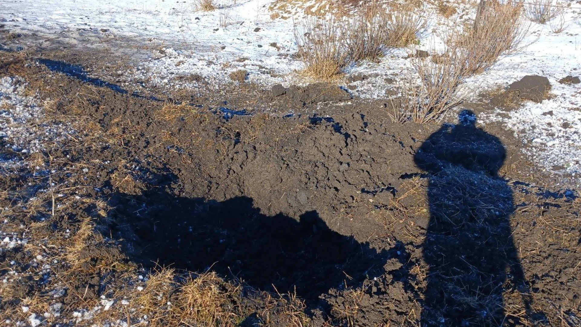 Снаряд ВСУ пробил крышу дома в белгородском поселке