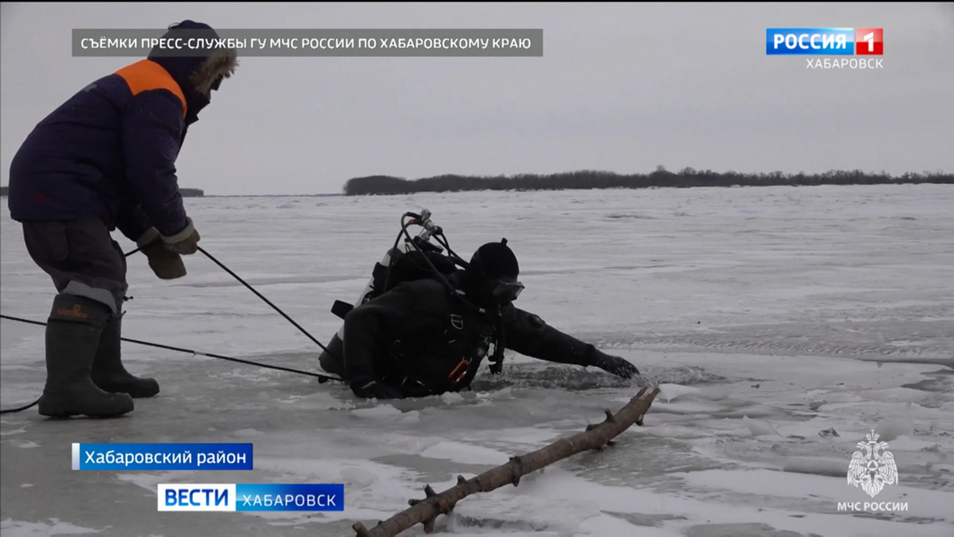 Спасатели МЧС нашли тело одного из рыбаков, провалившихся на машине под лед