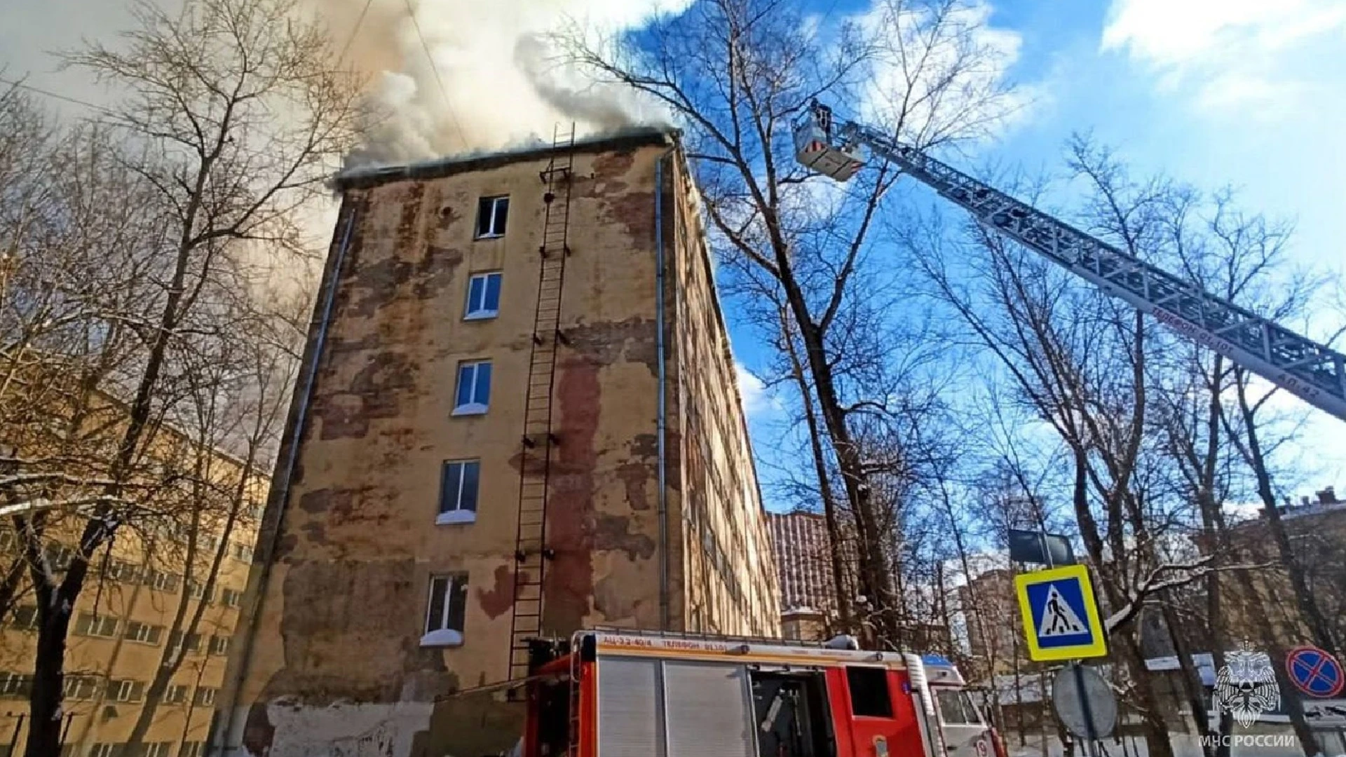 В Москве полностью потушили вспыхнувший расселенный дом