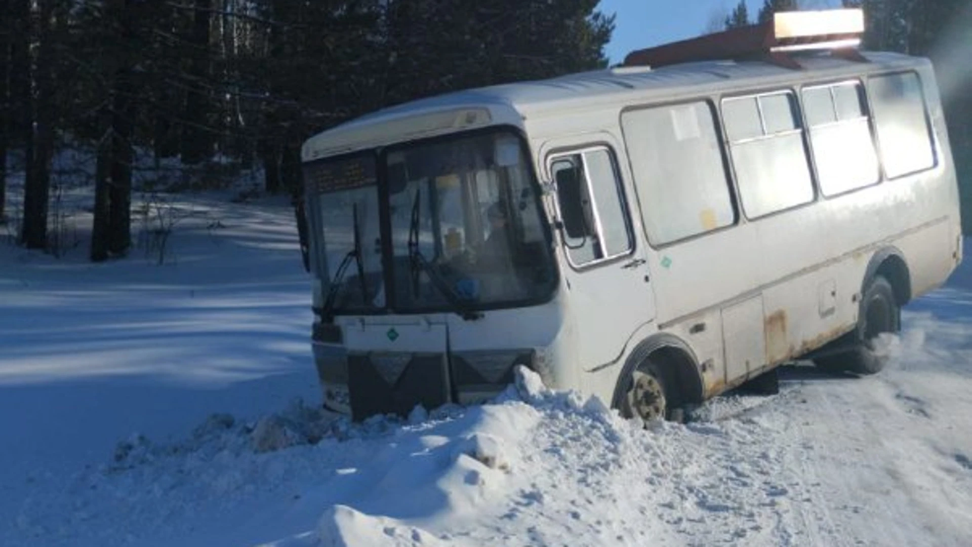 Автобус с пассажирами съехал в кювет на трассе под Томском