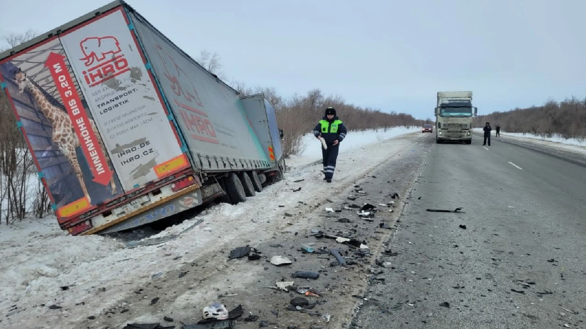 Двое погибли в легковушке, смятой фурой в Самарской области